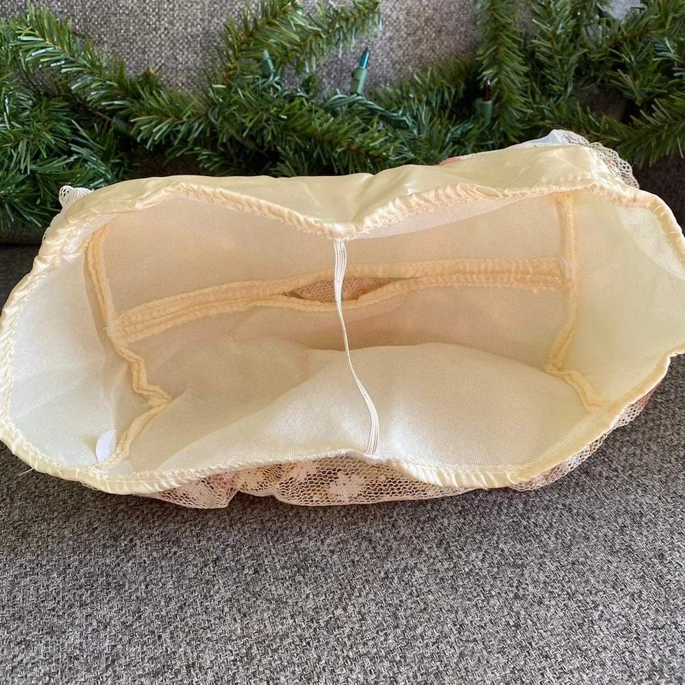 Doll Tissue Holder‎